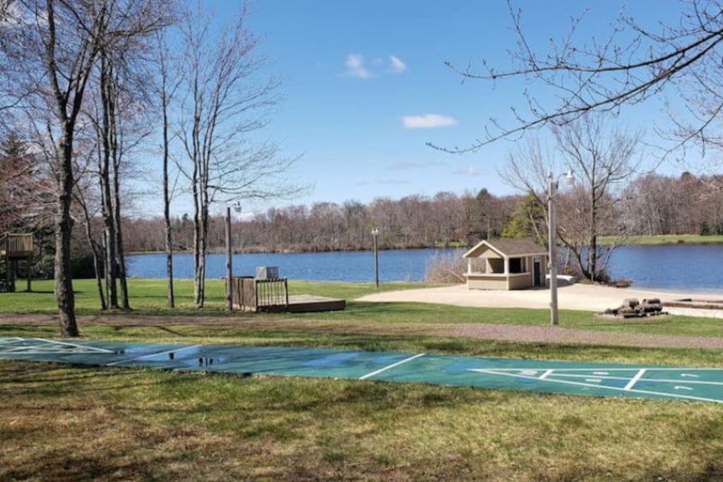 Walk To Pool & Beach - Spacious Gateway, Hot Tub, Game Room Pocono Country Place Exterior photo